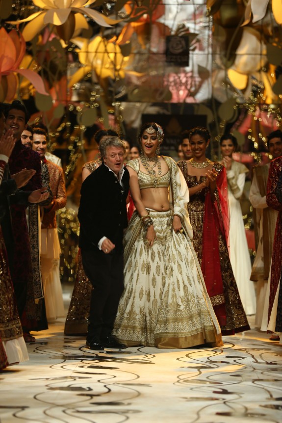 India Bridal Fashion Week Delhi 2013 - Sonam Kapoor as the showstopper for Rohit Bal's Collection