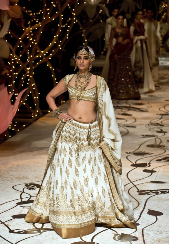 INDIA-LIFESTYLE-BRIDAL-FASHION-BAL