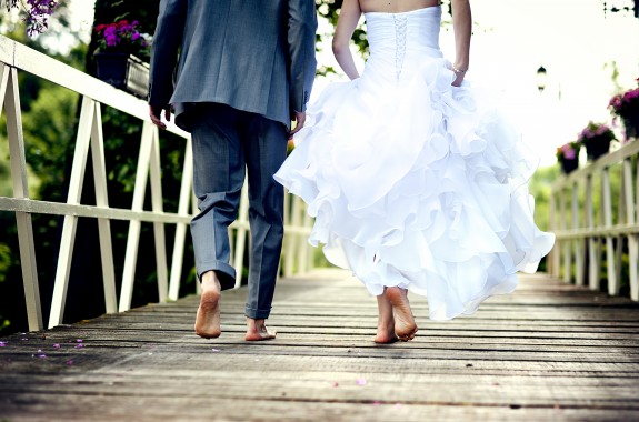 barefoot wedding couple_GreenWedding