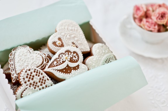 delicate heart lace cookies_GreenWedding