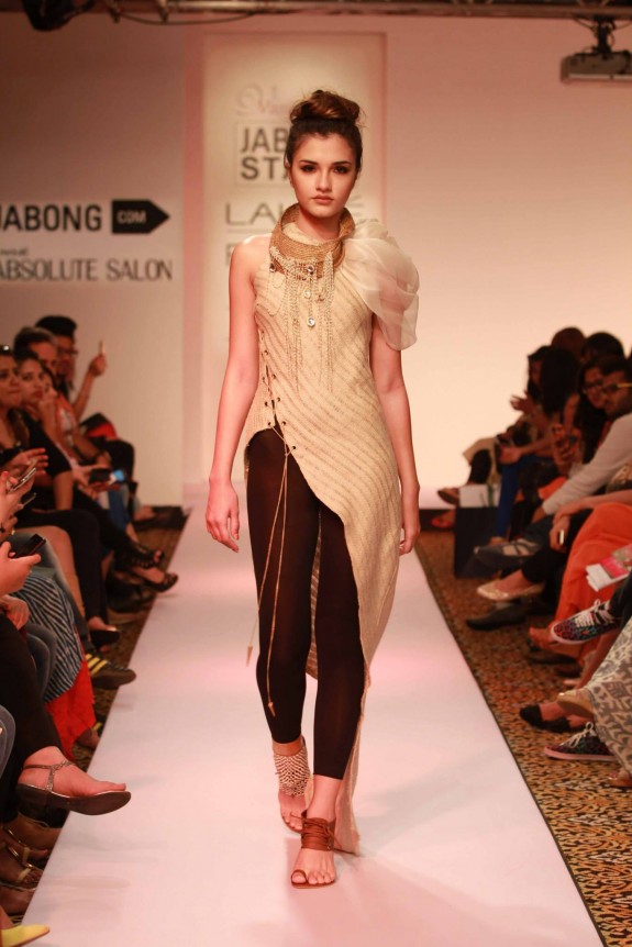 Yagyaseni7-Vasundhara-Lakme-Fashion-Week2015-2.jpg