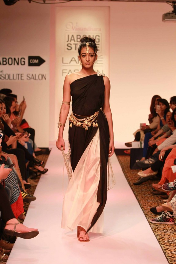 Yagyaseni6-Vasundhara-Lakme-Fashion-Week2015-2.jpg