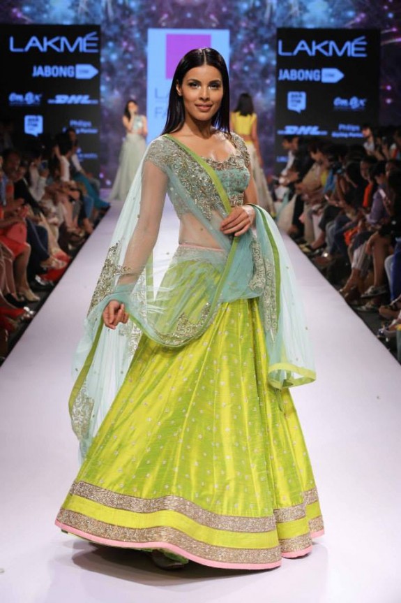 RoyalCollection8-AnushreeReddy-Lakme-Fashion-Week2015-4.jpg