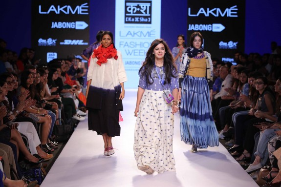 Neel-KarishmaShahaniKhan-Lakme-Fashion-Week2015-1.jpg