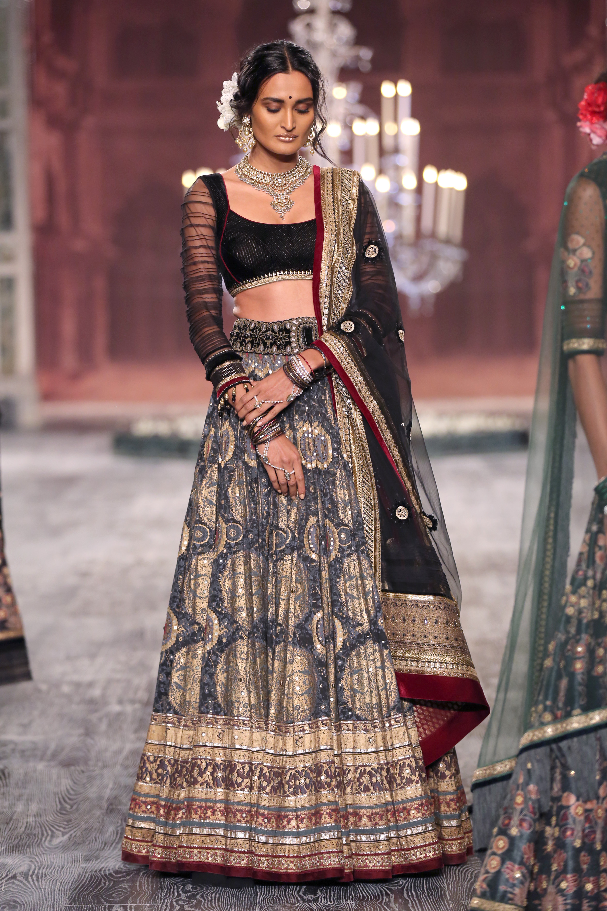 (03)-21-07-16-Tarun Tahiliani